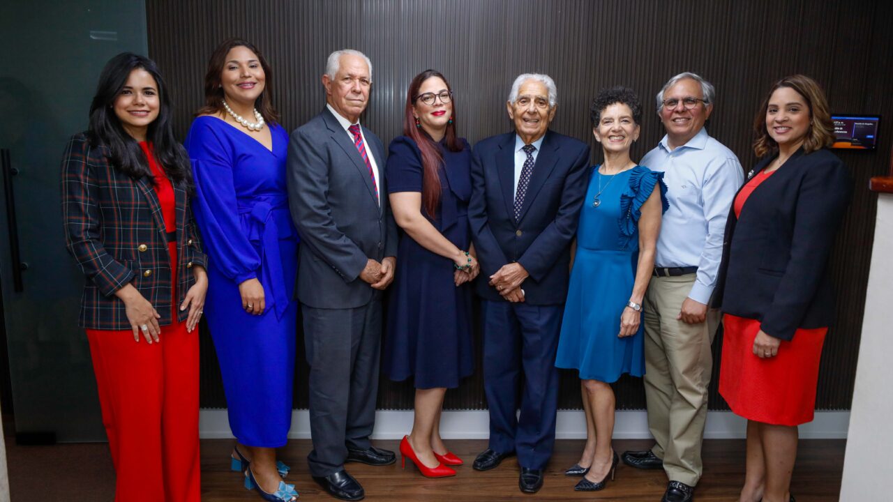 Ulises Cabrera celebra promoción de nueva socia